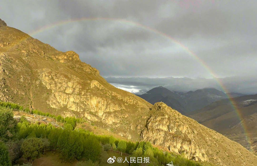 接好運！青藏高原現巨大彩虹橋