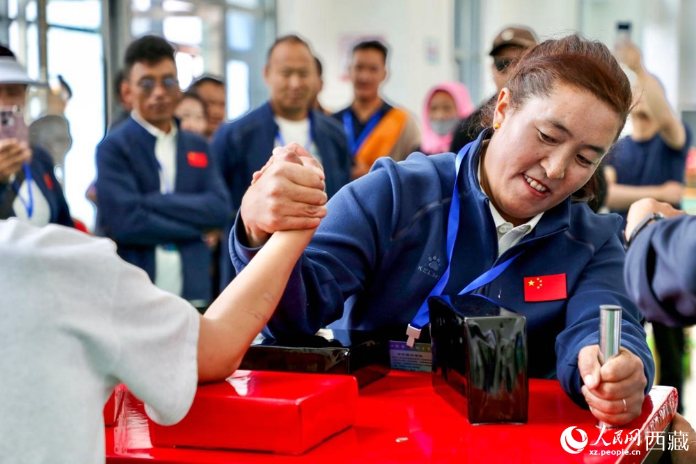 拉薩首屆農(nóng)牧民運動會上的掰手腕比賽現(xiàn)場。