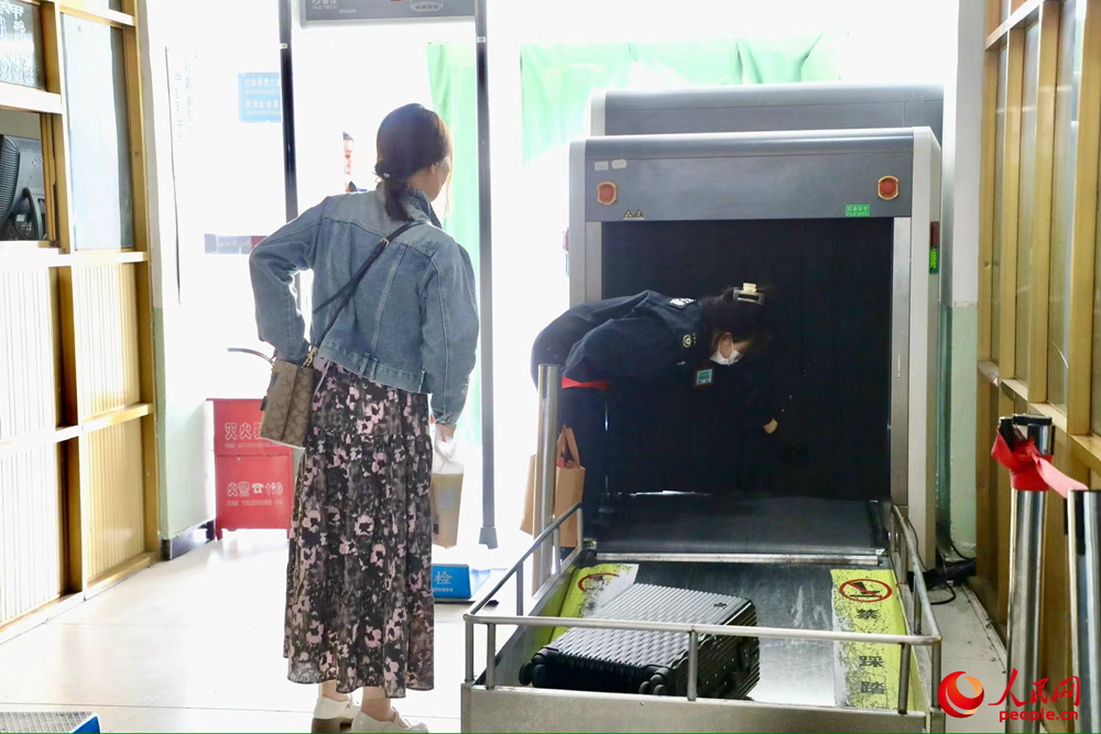 車站工作人員幫旅客提取行李。人民網(wǎng)記者 次仁羅布攝