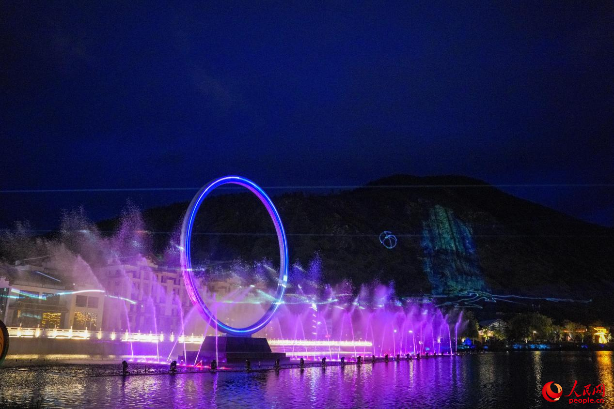西藏林芝市民族團(tuán)結(jié)廣場音樂噴泉。人民網(wǎng)記者 趙晨攝