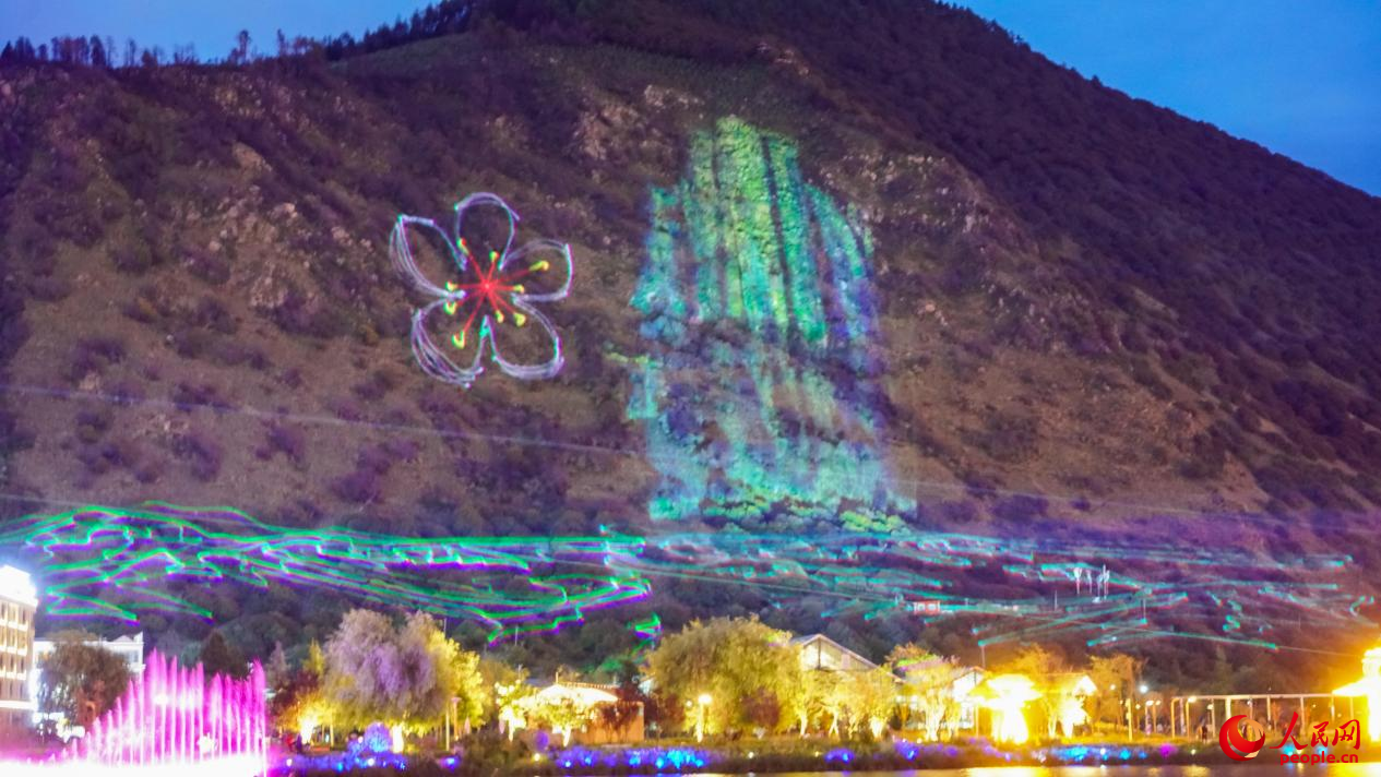 西藏林芝市民族團(tuán)結(jié)廣場燈光秀舞動。人民網(wǎng)記者 趙晨攝