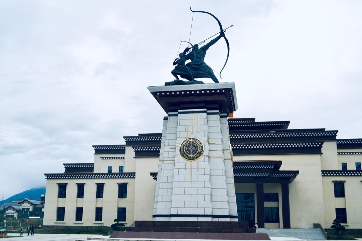 工布公園里的城市地標(biāo)雕塑——畢秀之子。人民網(wǎng)記者 益西康珠攝