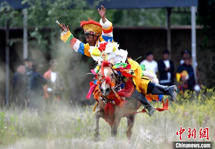 西藏拉薩：賽馬慶?！巴?jié)”