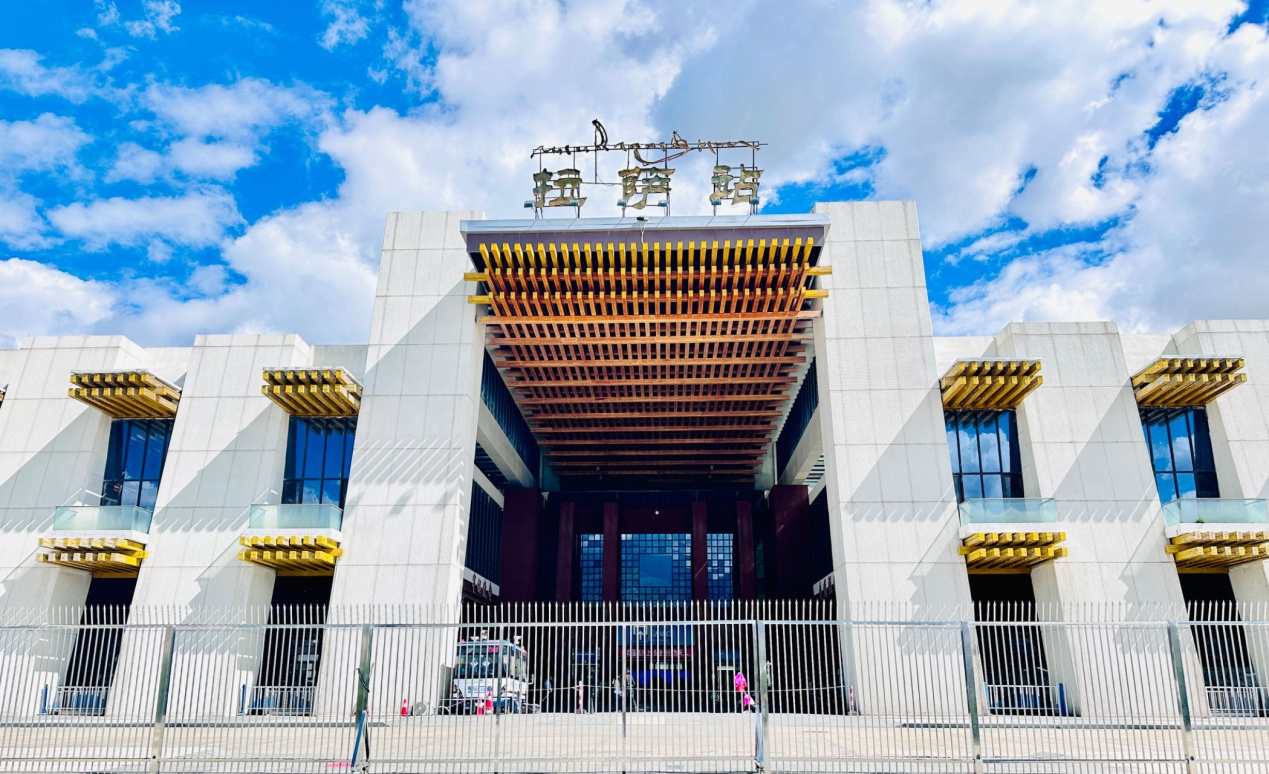 拉薩火車站。人民網(wǎng)記者 益西康珠攝