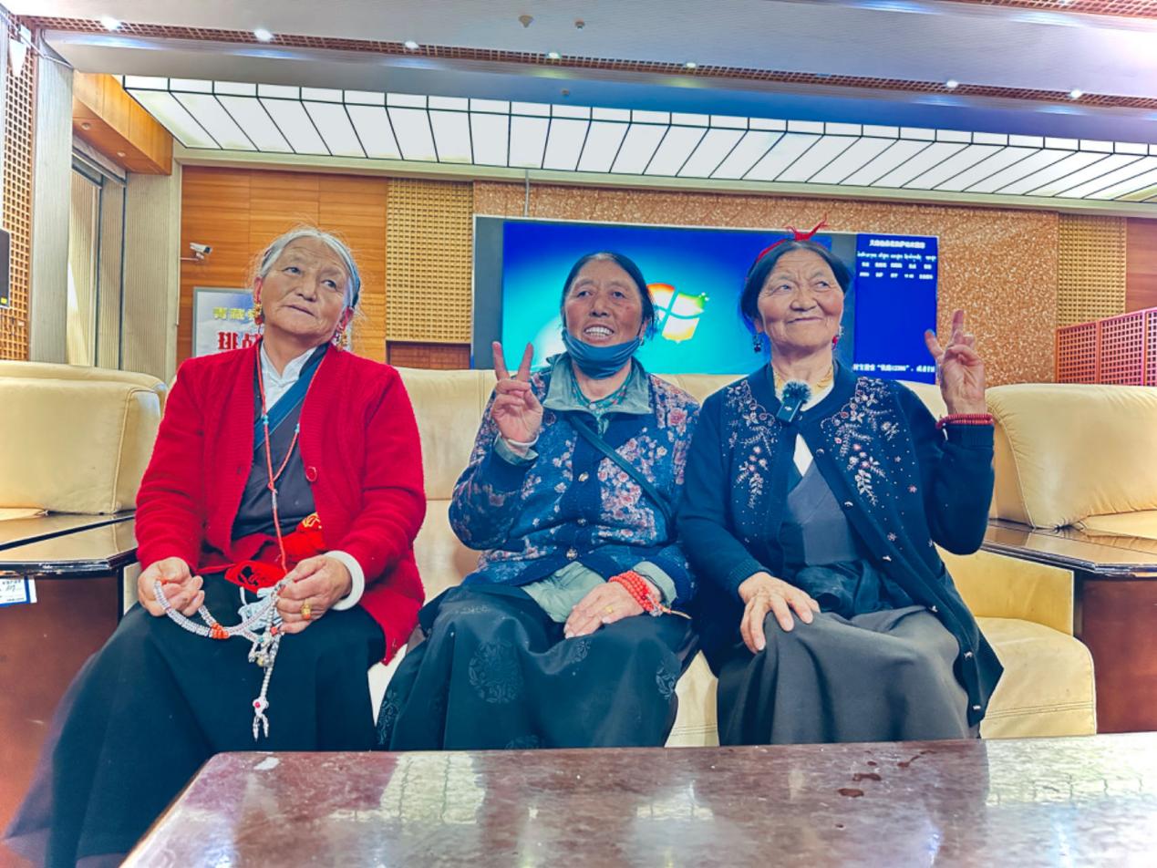 來自四川甘孜的三位阿媽在拉薩火車站等候前往青海西寧的列車。人民網(wǎng)記者 益西康珠攝