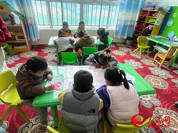 拉多村一所現(xiàn)代化幼兒園小班孩子們正在繪畫。張敏穎 攝