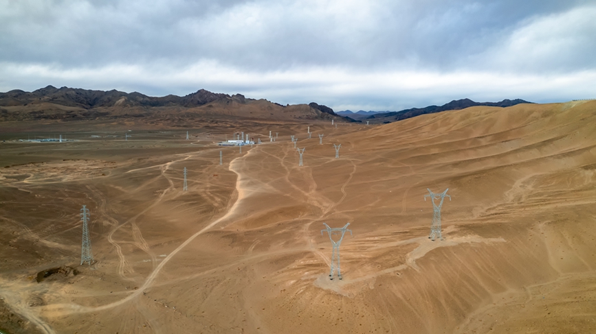 阿里地區(qū)首套電網(wǎng)側(cè)帶超容構(gòu)網(wǎng)型SVG工程全景。趙清鵬攝