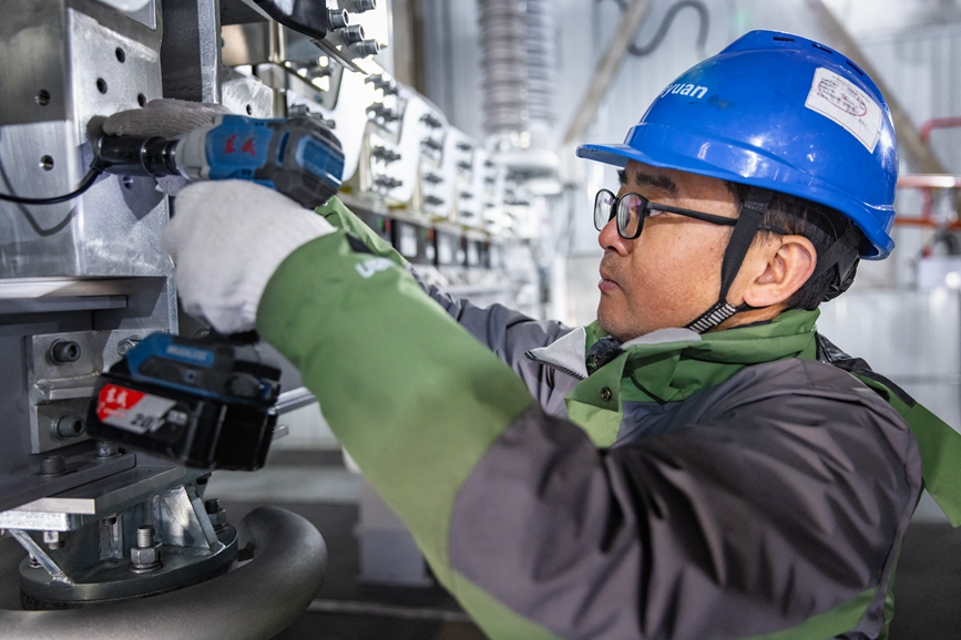 阿里地區(qū)首套電網(wǎng)側(cè)帶超容構(gòu)網(wǎng)型SVG工程現(xiàn)場工作人員正在進行投運前螺栓緊固工作。趙清鵬攝