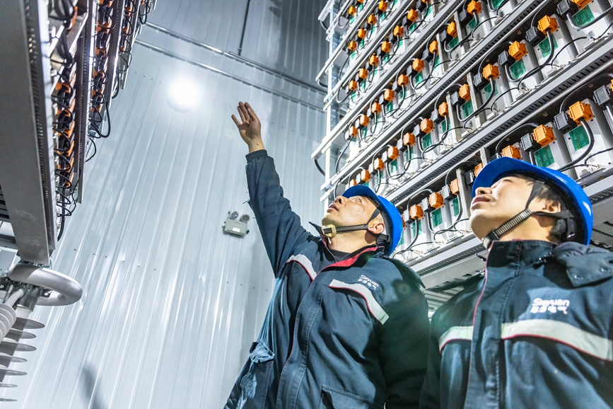 阿里地區(qū)首套電網(wǎng)側(cè)帶超容構(gòu)網(wǎng)型SVG工程現(xiàn)場工作人員正在進行投運前設(shè)備狀態(tài)檢查。趙清鵬攝