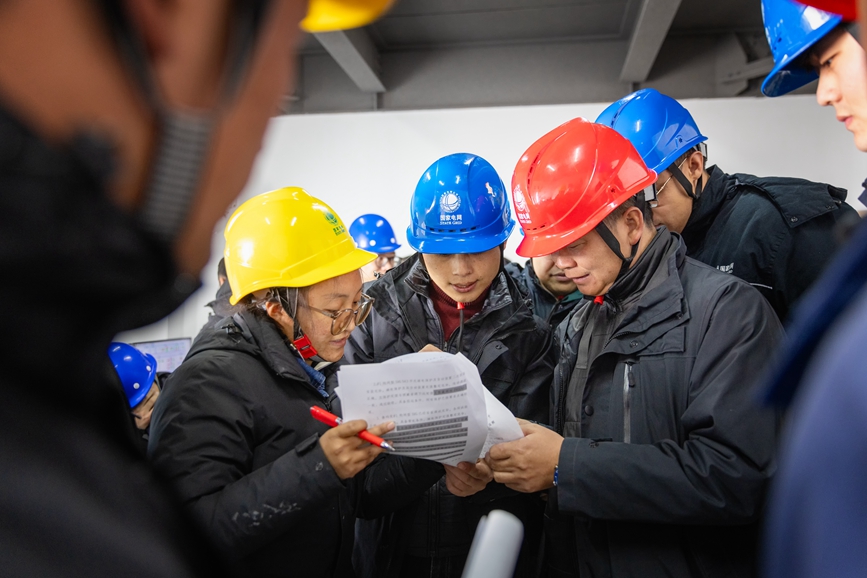 阿里地區(qū)首套電網(wǎng)側(cè)帶超容構(gòu)網(wǎng)型SVG工程現(xiàn)場運維人員正在進行投運操作。趙清鵬攝