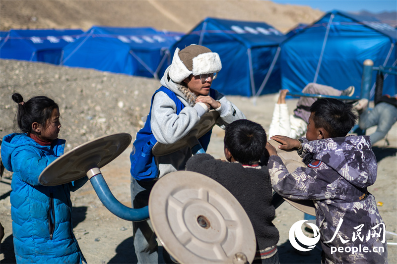 西藏星光社會工作服務中心社工久米旦增通過聊天談心，對孩子們進行災后心理疏導。人民網(wǎng)記者 翁奇羽攝