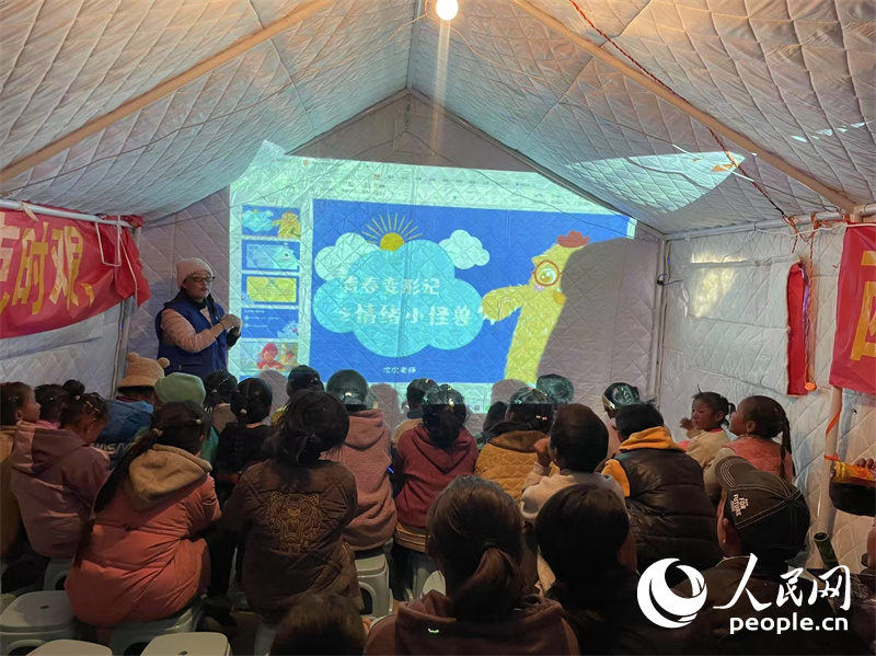 社工次旦拉姆以“青春變形記之情緒小怪獸”為主題給塘仁村孩子們講課。人民網(wǎng)記者 郝潔攝