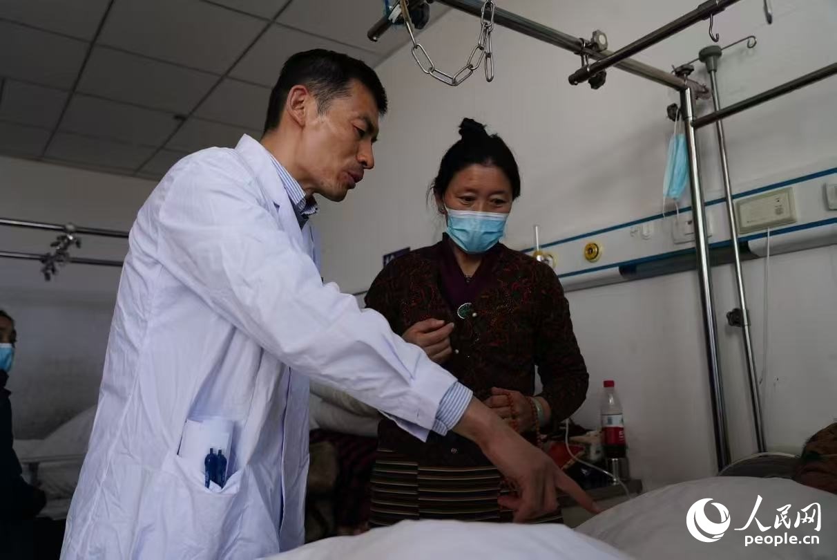 醫(yī)生在巡查。人民日報記者 徐馭堯攝