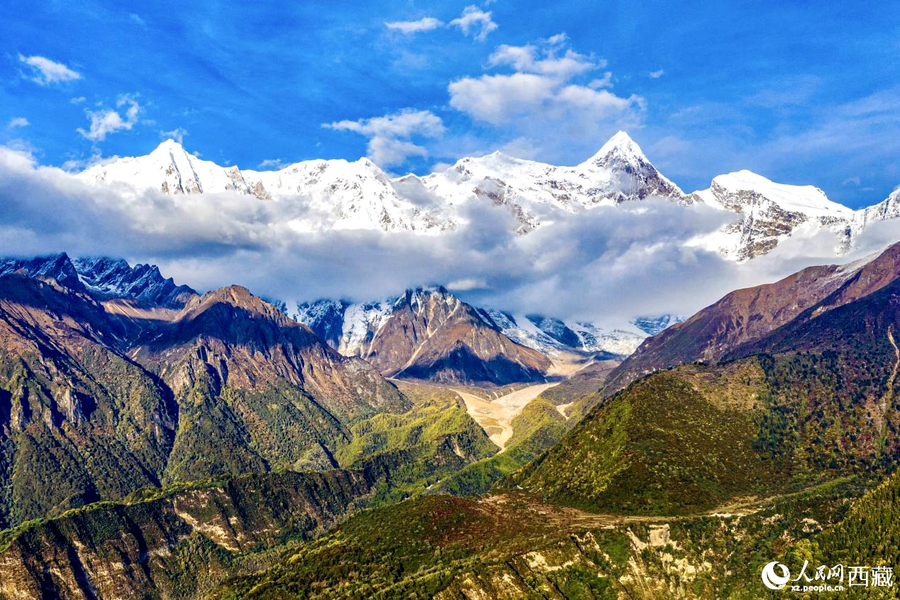 無人機航拍南迦巴瓦峰。