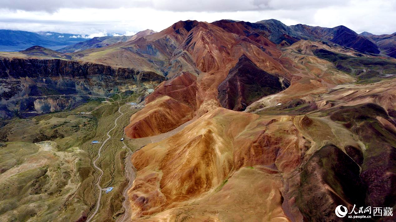 西藏阿里地區(qū)札達縣境內(nèi)的山丘，因大地礦石的緣故而變得色彩豐富，當(dāng)?shù)厝朔Q之為“五彩山”。