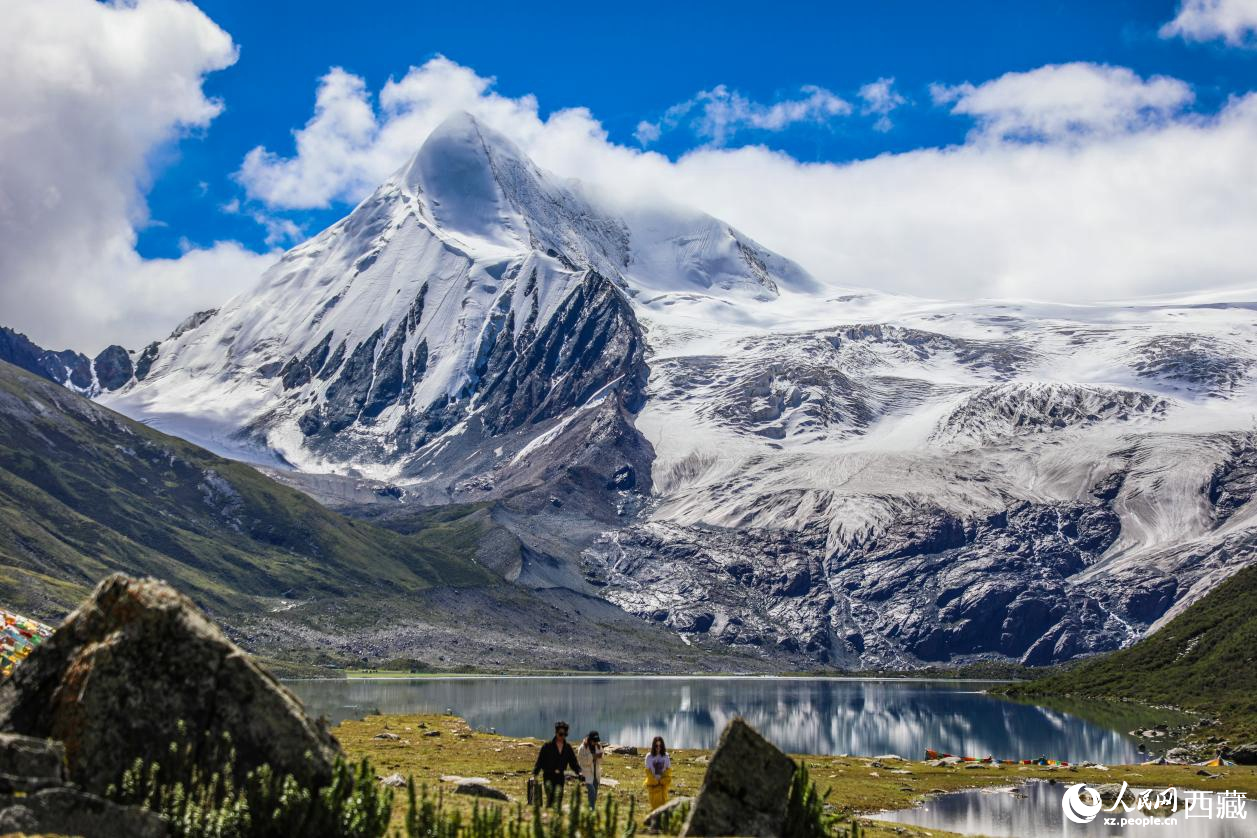 西藏那曲市比如縣的薩普雪山。