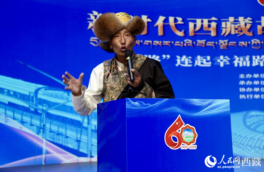 山南市隆子縣三安曲林鄉(xiāng)三林村黨支部副書記扎西次仁作分享報告。人民網(wǎng)記者 次仁羅布攝