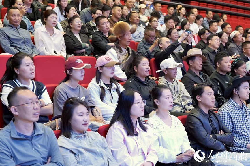 300余名干部職工、群眾代表在現(xiàn)場聆聽講座。人民網(wǎng)記者 次仁羅布攝