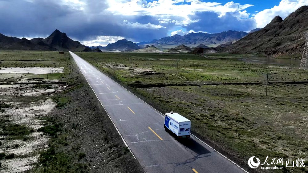 一輛無人快遞車正沿著定日縣通往扎果鄉(xiāng)的道路平穩(wěn)行駛。人民日報記者 鮮敢攝