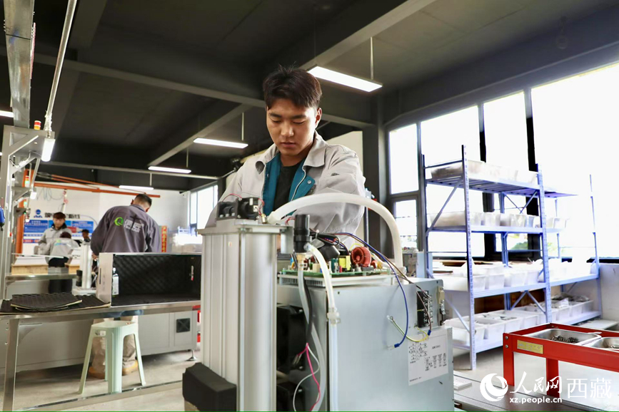 生產(chǎn)車(chē)間工人正在安裝制氧設(shè)備。人民網(wǎng)記者 次仁羅布攝