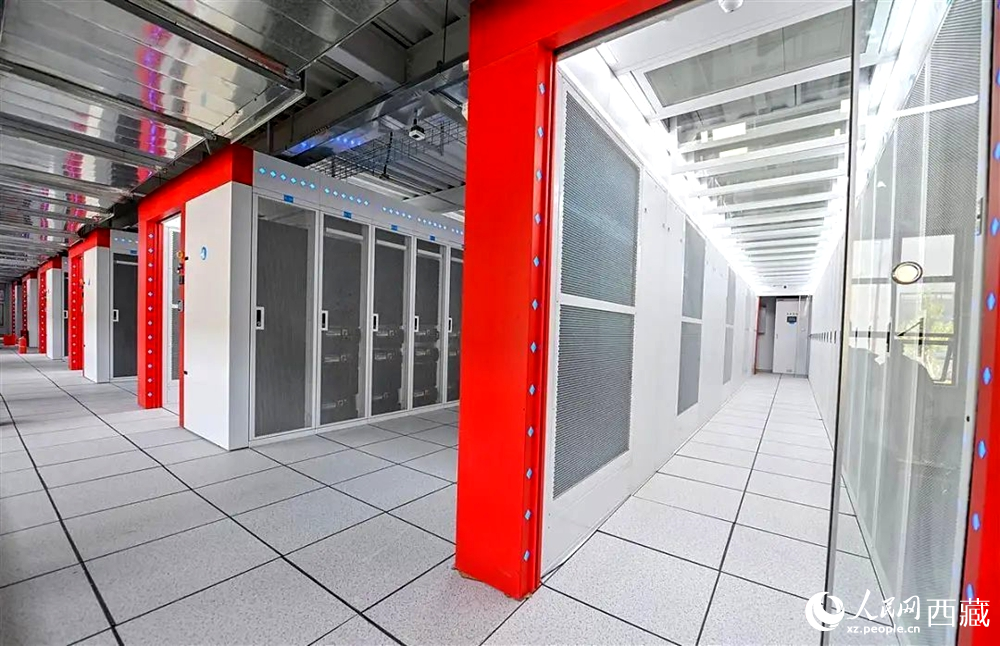 西藏“雅江1號”人工智能先進(jìn)計算中心機房。人民日報記者 鮮敢攝