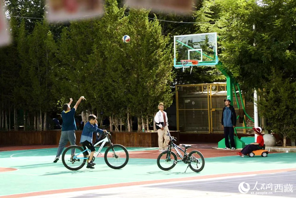 孩子們在社區(qū)享受運動時光。人民網(wǎng)記者 次仁羅布攝
