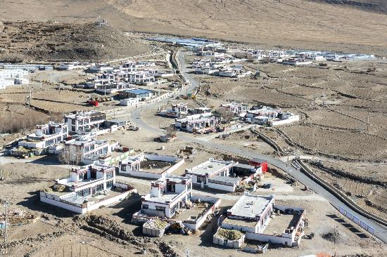 2025年12月11日，西藏定日縣長所鄉(xiāng)古榮村新貌。人民網(wǎng)記者 翁奇羽攝