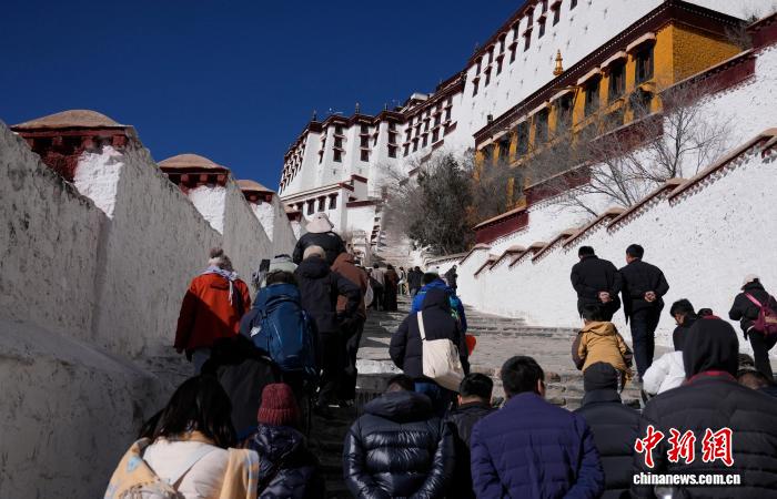“冬游西藏”進(jìn)行時游客免費游覽布達(dá)拉宮