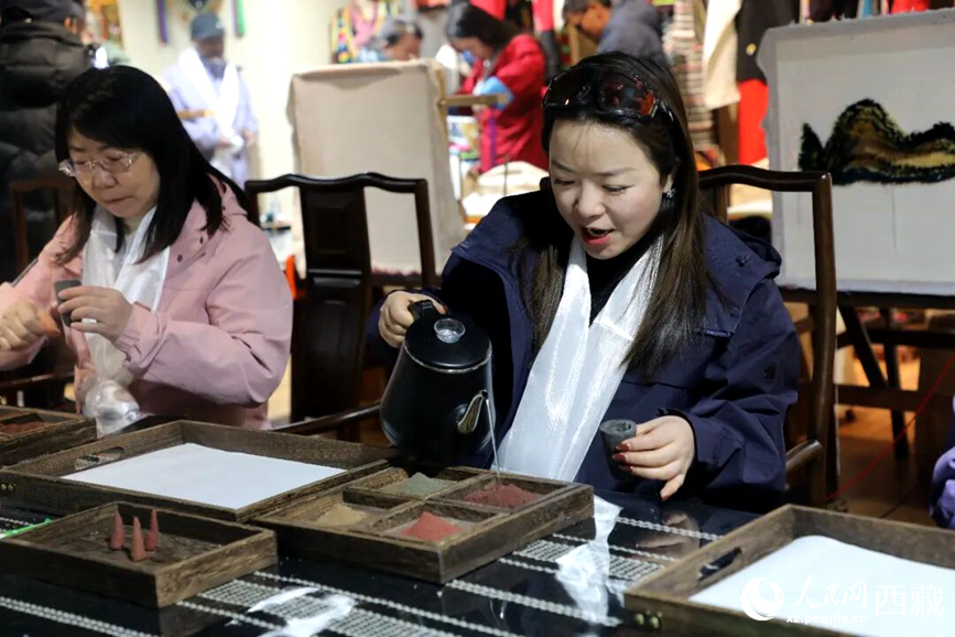 游客在“雅礱里”文化藝術(shù)街區(qū)非遺展館體驗(yàn)制作藏香。在工作人員的指導(dǎo)下，游客親手揉搓香泥、壓制成型，感受藏族傳統(tǒng)非遺技藝的魅力。人民網(wǎng)記者 吳雨仁攝