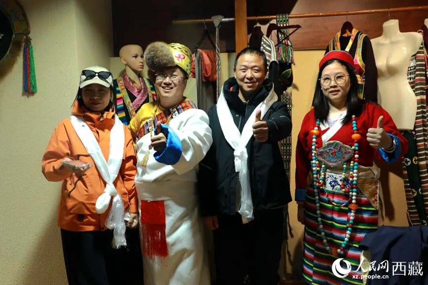 游客在扎西曲登社區(qū)體驗(yàn)藏族服飾文化。大家身著色彩鮮艷的藏裝，佩戴特色飾品，臉上洋溢著喜悅的笑容。人民網(wǎng)記者 吳雨仁攝