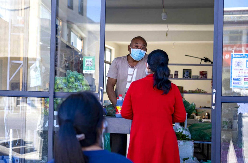 市民們有序排隊(duì)購買早餐。人民網(wǎng) 次仁羅布攝