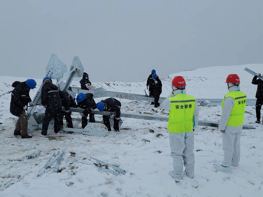 9月13日，電力施工人員正在對改造工器具進(jìn)行清點和組裝。秦鐘攝