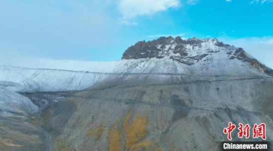 圖為邊壩縣降雪時夏貢拉山段路況?！∵厜慰h融媒體中心供圖