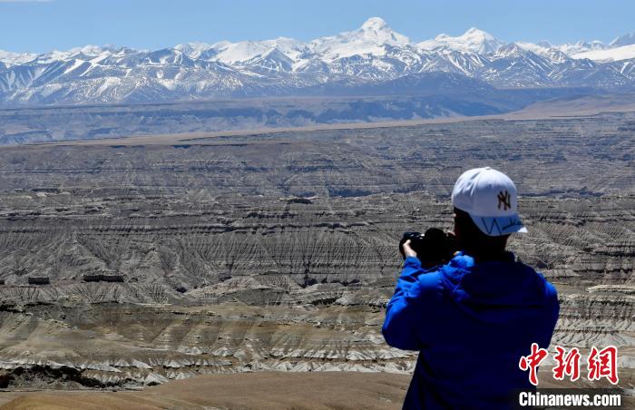 4月5日，游客在觀景臺拍攝札達土林?！±盍?攝