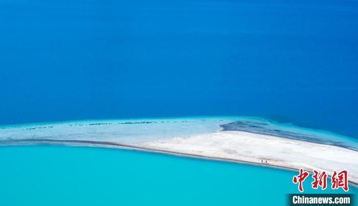 圖為山南羊卓雍錯(cuò)。　何蓬磊 攝