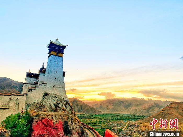 圖為西藏第一座宮殿——山南雍布拉康?！埼?攝