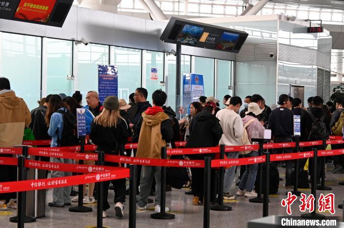 圖為“五一”期間，拉薩貢嘎機(jī)場旅客密集出行?！≡黝D珠 攝