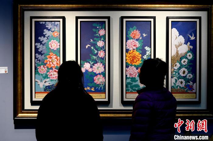 圖為5月16日，觀眾正在欣賞展覽中的新創(chuàng)唐卡作品?！±盍?攝