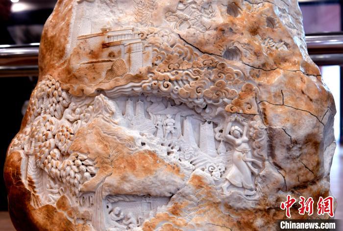 圖為5月16日，展覽中的漢白玉雕作品《猴子變?nèi)恕贰！±盍?攝