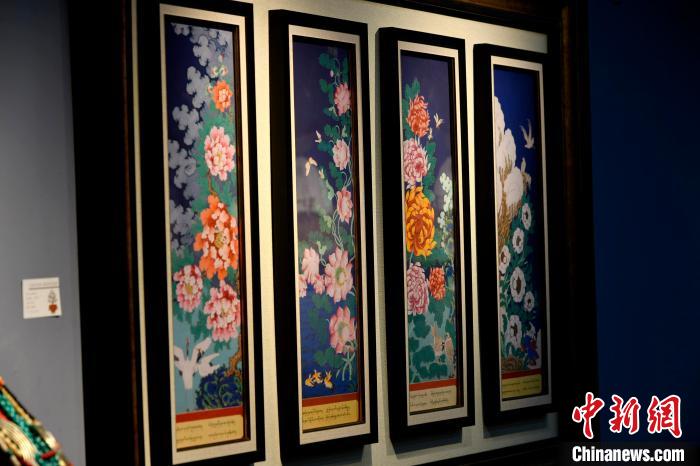 圖為5月16日，展覽中新創(chuàng)唐卡作品《四季花》?！±盍?攝