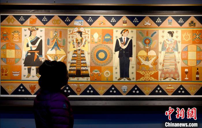 圖為5月16日，觀眾正在欣賞展覽中的新創(chuàng)唐卡作品?！±盍?攝