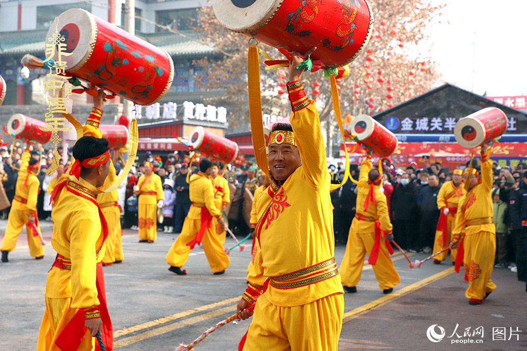 2025年1月29日，蘭州太平鼓、舞獅、軍儺、秦腔等精彩的蘭州市經(jīng)典非物質(zhì)文化遺產(chǎn)代表性項目在金城關黃河文化旅游街區(qū)廣場集中亮相。人民網(wǎng)記者 焦隆攝