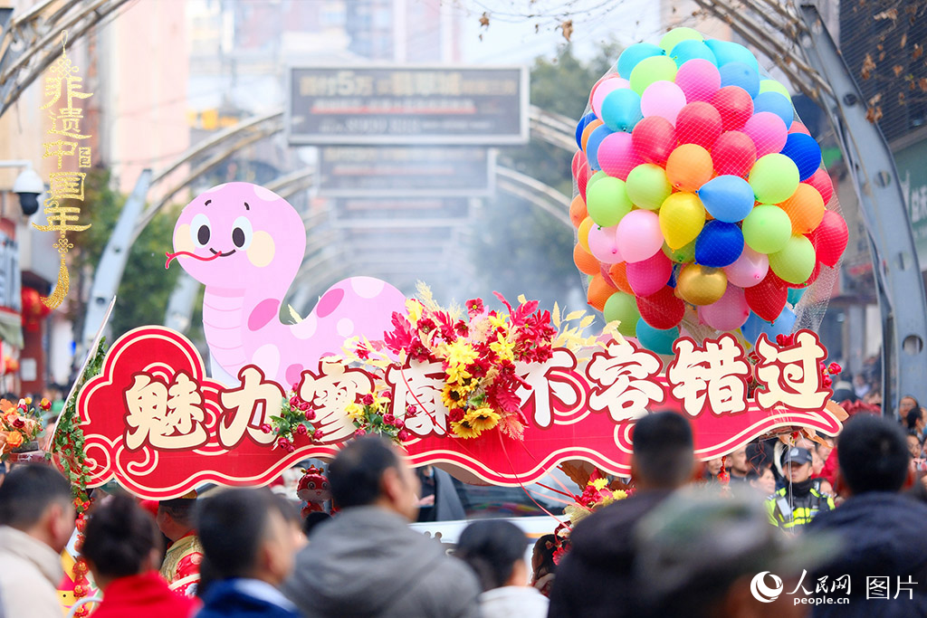 2025年1月29日，大年初一，云南省曲靖市麒麟?yún)^(qū)舉行“千人舞麒麟”活動，耍龍舞獅過大年，現(xiàn)場人山人海，熱鬧非凡。人民網(wǎng) 莊志斌攝