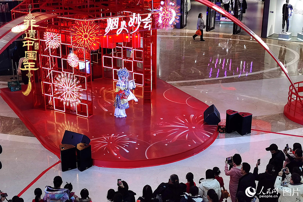 2025年1月29日，大年初一，吉林省京劇團亮相長春“煙火妙會”，演員們用的精湛技藝，為市民呈上一場韻味悠長的視聽盛宴，一招一式盡顯京劇魅力?，F(xiàn)場還進行了京劇知識科普，讓傳統(tǒng)文化在互動中 “活” 起來，為新春佳節(jié)增添了一抹濃厚的文化底色 。人民網(wǎng)記者 王帝元攝