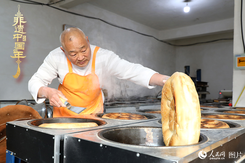 2025年1月23日，山東省臨沂市莒南縣一家傳統(tǒng)大餅作坊內(nèi)，師傅們正忙著烤制當?shù)厝舜汗?jié)期間家家戶戶必備的、金黃誘人的莒南大餅。人民網(wǎng)記者 劉祺攝