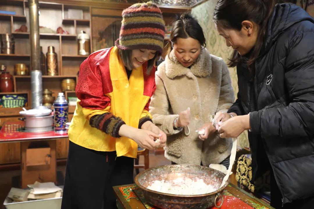 游客體驗(yàn)制作“古突”。巴桑卓嘎攝