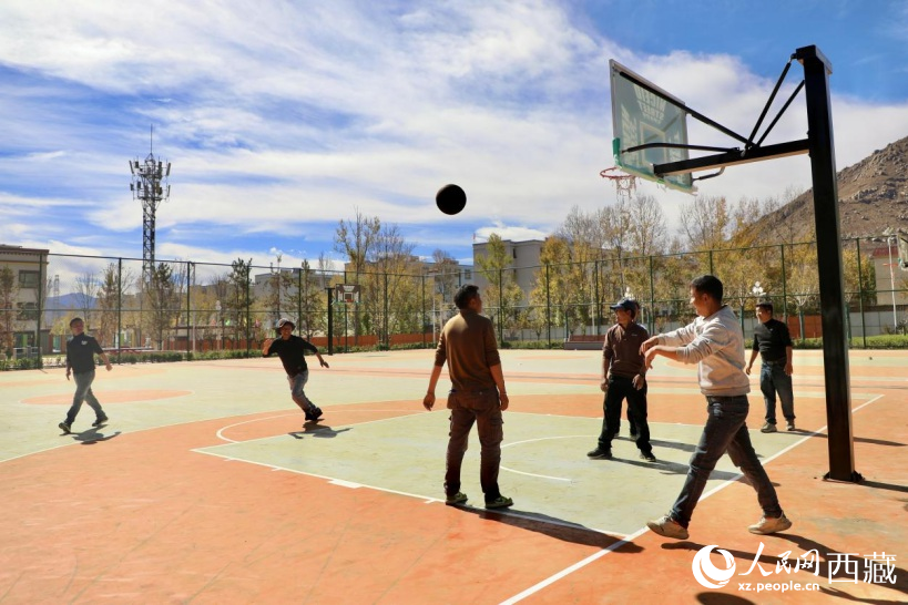 圖為周邊居民在公園內(nèi)打球。人民網(wǎng)記者 次仁羅布攝