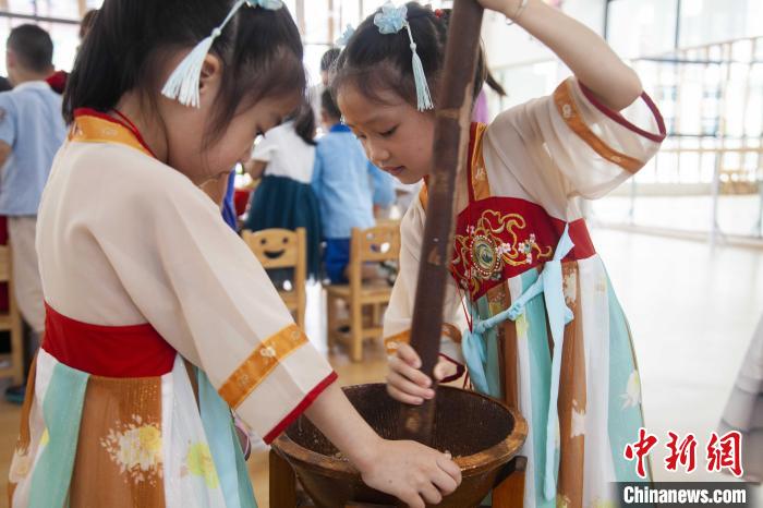 圖為小朋友們參加“將樂擂茶”制作?！《^生 攝