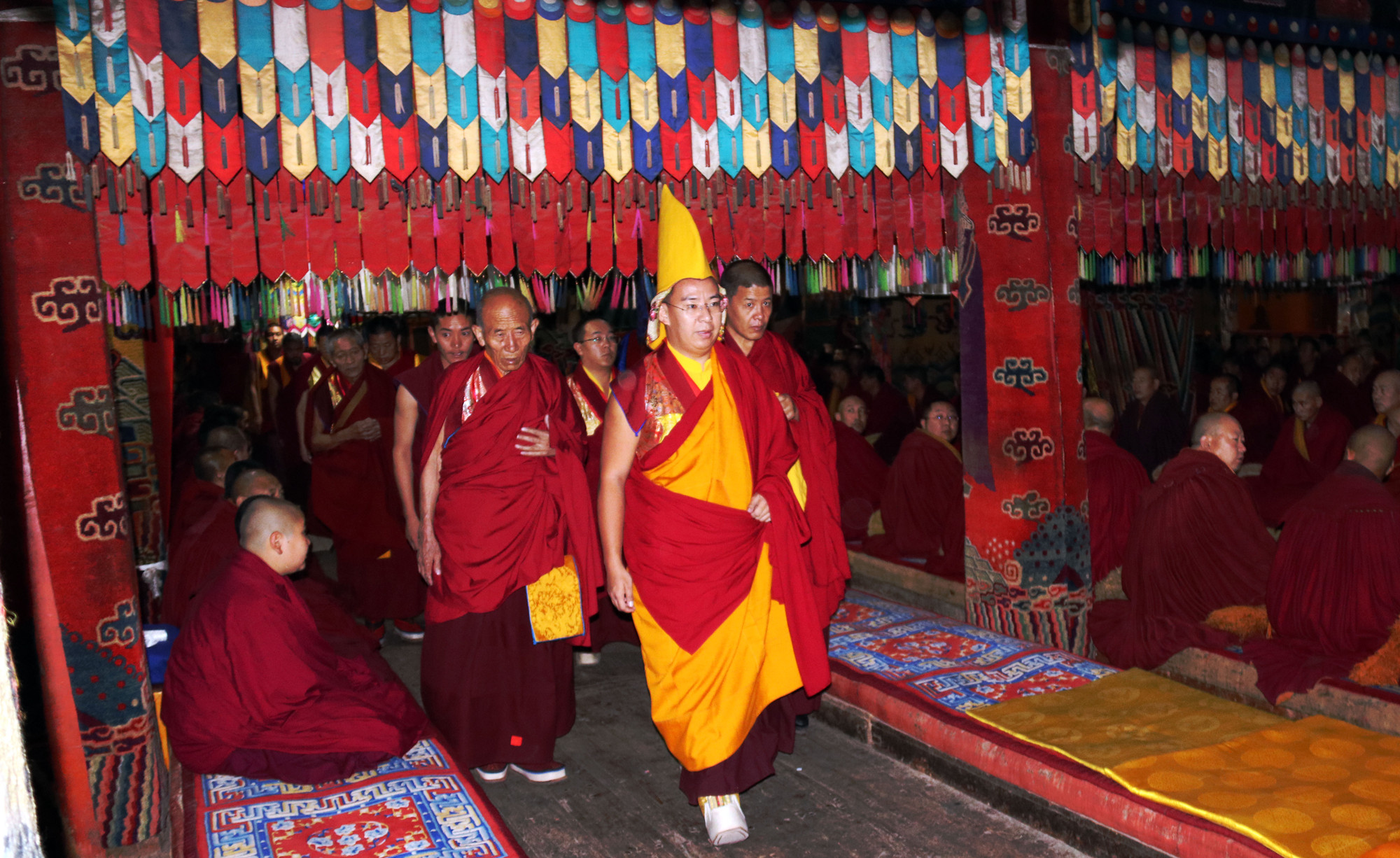 班禪大師步入塔爾寺大經(jīng)堂。攝影：袁星宇.jpg