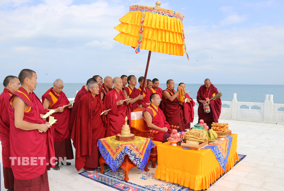 班禪大師在青海湖邊的祭湖臺(tái)前誦經(jīng)祈禱。攝影： 噶哇扎西.jpg